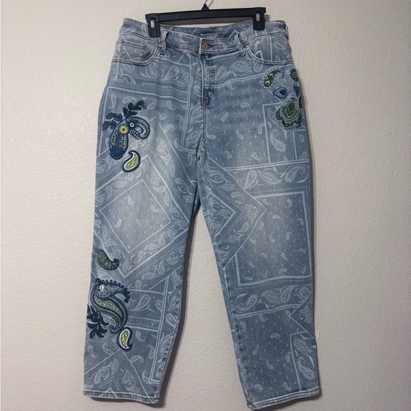 Chico’s Paisley Applique Cropped Jeans - Light Blue. Embroidered, Soft, Stretchy - Picture 4 of 16